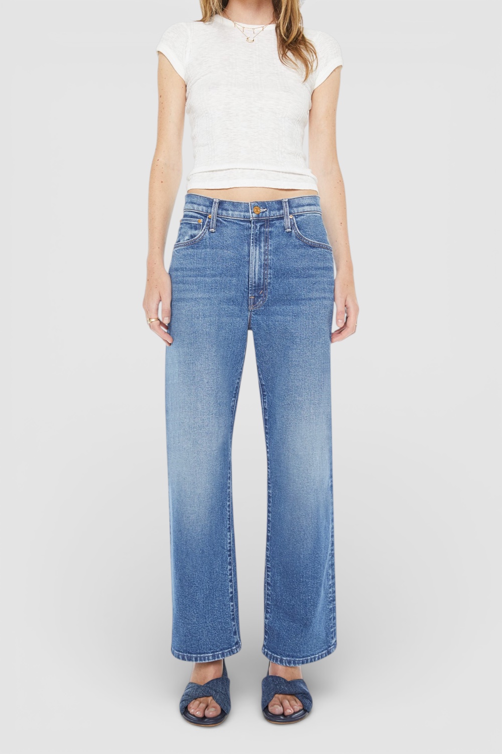 תמונת כל הלוק של מכנסי ג'ינס בגזרה ישרה